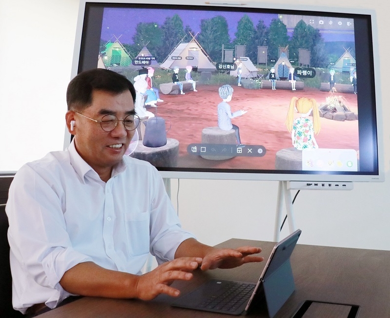 CJ대한통운 강신호 대표가 메타버스로 MZ세대 직원들과 즐겁게 대화를 나누는 모습. (출처: CJ대한통운)