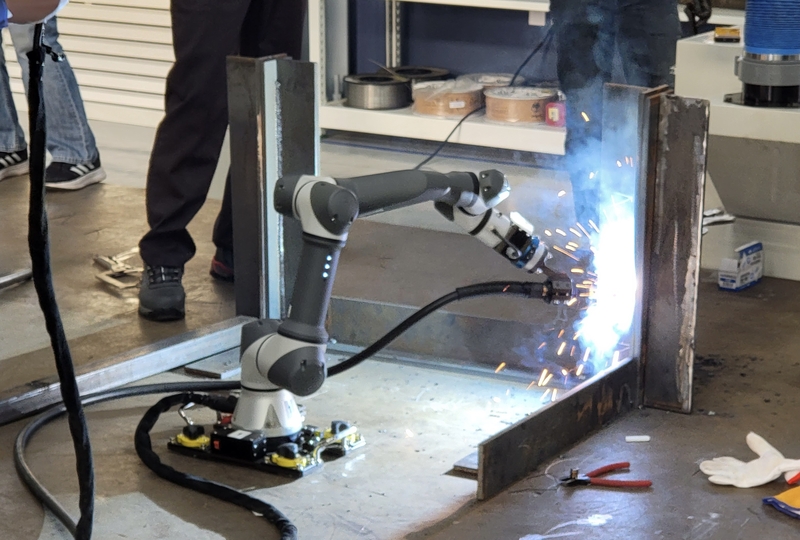 레인보우로보틱스 휴대용 용접 코봇, HD현대중공업 조선 현장에...인력난... - 뉴스 썸네일 이미지